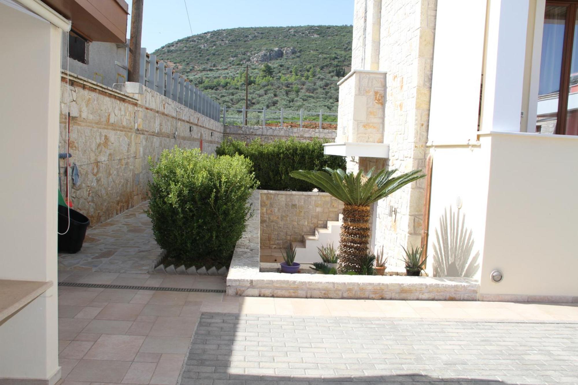 αριων Village &